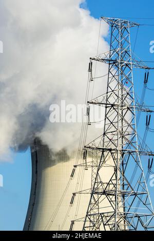 Pylône de l'électricité à haute tension / tour de transmission et de vapeur / présence de vapeur à partir de la tour de refroidissement de centrale nucléaire / nuclear power plant Banque D'Images