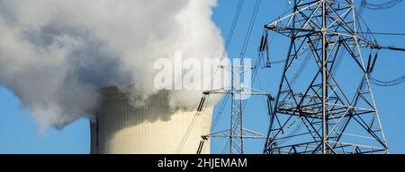 Pylône de l'électricité à haute tension / tour de transmission et de vapeur / présence de vapeur à partir de la tour de refroidissement de centrale nucléaire / nuclear power plant Banque D'Images