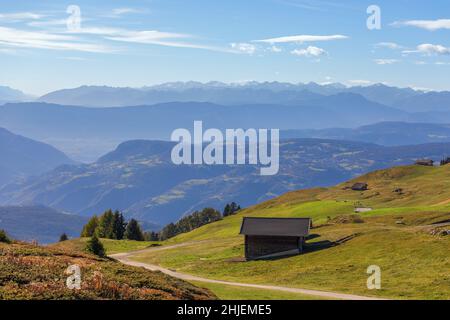 Route pittoresque sur un plateau de l'Alm Seiser (Alpe di Siusi) Tyrol du Sud, Italie Banque D'Images