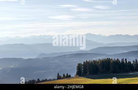 Chaîne de montagne Val Gardena couverte de brume matinale à Seiser Alm (Alpe di Siusi) en Italie. Banque D'Images