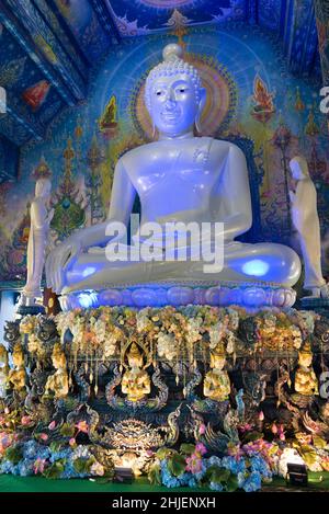 CHIANG RAI, THAÏLANDE - 17 DÉCEMBRE 2018 : sculpture d'un Bouddha assis dans le temple bouddhiste de Wat Rong Sear Tean (Temple bleu) en gros plan Banque D'Images