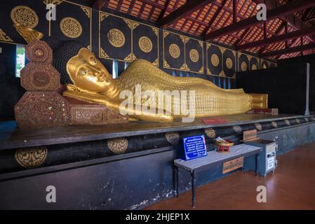 CHIANG MAI, THAÏLANDE - 21 DÉCEMBRE 2018 : sculpture du Bouddha couché dans le pavillon du temple bouddhiste de Wat Chedi Luang Banque D'Images