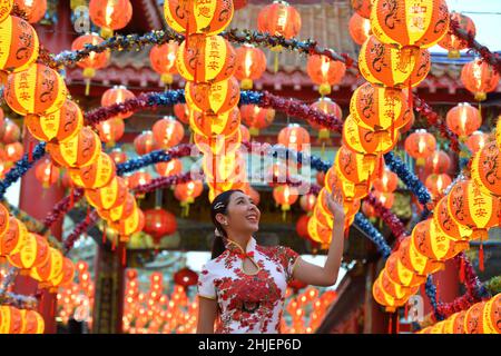 Samut Prakan, Thaïlande.28th janvier 2022.Une femme visite un spectacle lanterne célébrant le prochain festival du printemps dans la province de Samut Prakan, en Thaïlande, le 28 janvier 2022.Le festival du printemps se déroule le 1 février de cette année.Credit: Rachen Sageamsak/Xinhua/Alay Live News Banque D'Images