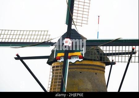 Vue rapprochée d'un moulin à vent historique à Kinderdijk, pays-Bas Banque D'Images