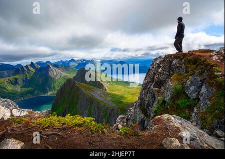 Randonneur se trouvant sur la montagne Husfjellet sur l'île Senja, dans le nord de la Norvège Banque D'Images