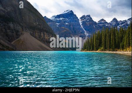 Le lac Moraine, dans le parc national Banff, Alberta, Canada Banque D'Images
