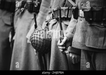 Réacteurs vêtus de Wehrmacht allemand de la Seconde Guerre mondiale, soldats ordre permanent avec armes à feu à la main.Photo en noir et blanc.Soldats Banque D'Images