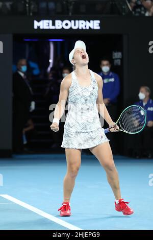 Melbourne, Australie.29th janvier 2022.Ashleigh Barty, de l'Australie, célèbre la victoire du match final féminin des singles contre Danielle Collins, des États-Unis, à l'Open d'Australie à Melbourne, en Australie, le 29 janvier 2022.Credit: Bai Xuefei/Xinhua/Alay Live News Banque D'Images