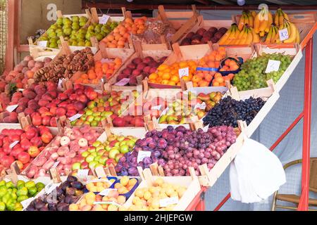 Différents fruits et fruits du marché des agriculteurs des Balkans.Un marché d'été alimentaire local sain. Banque D'Images