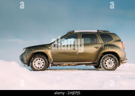 Gomel, Bélarus.Voiture Renault Duster ou Dacia Duster SUV garé sur l'assistance routière le jour d'hiver.Duster produit conjointement par le constructeur français Renault et Banque D'Images