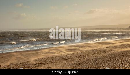 Portobello, Édimbourg, Écosse, Royaume-Uni.29th janvier 2022.Tempête Malik fouetter le sable au bord de la mer par le Firth of Forth, température de 9 degrés centigrade.Photo : le sable de la plage tourbillonnant dans les vents violents provoqués par Storm Malik.Credit: Newsandmore/alamy Live news. Banque D'Images