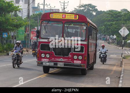 TRINCOMALEE, SRI LANKA - 11 FÉVRIER 2020: Bus interurbain n° 45 'Kandy-Trincomalee' voyage le long de la rue de la ville tôt le matin Banque D'Images