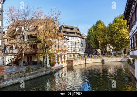 La petite France maisons historiques à colombages au bord de la rivière Ill Water Alsace dans la ville de Strasbourg Banque D'Images