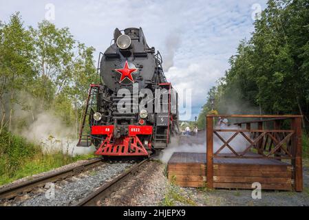 RUSKEALA, RUSSIE - 15 AOÛT 2020 : locomotive à vapeur soviétique LV-0522 avec train rétro touristique 'Ruskeala Express' à la plate-forme de la gare le jour d'août.