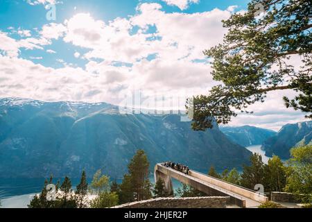 Aurlandsvangen, Norvège. Touristes personnes visitant Stegastein Viewpoint à Sogn et Fjordane Fjord. Superbe vue panoramique d'été de Sogn og Fjordane Banque D'Images