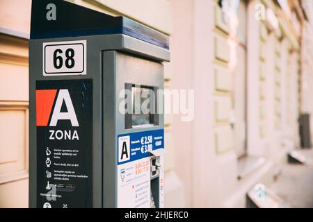 Riga, Lettonie.Stationnement de la machine près du stationnement dans la rue dans la zone A. machine avec paiement électronique qui délivre Un permis de stationnement de voiture Banque D'Images