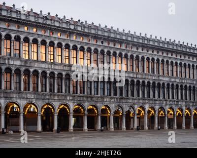 Venise, Italie - janvier 4 2022 : Procuratie Vecchie ou Old Procuracies Arcade sur la place Saint Marc ou la Piazza San Marco Banque D'Images