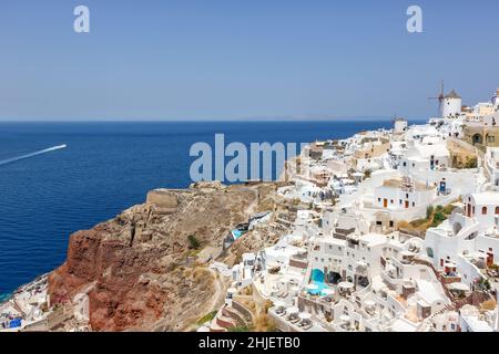 Vacances sur l'île de Santorini en Grèce voyage Oia ville Méditerranée avec moulins Santorin Mer Egéé Banque D'Images