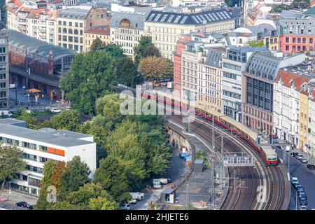 Train régional S-Bahn de Berlin sur le Stadtbahn à Hackesche Höfe ville en Allemagne vue aérienne photo Banque D'Images