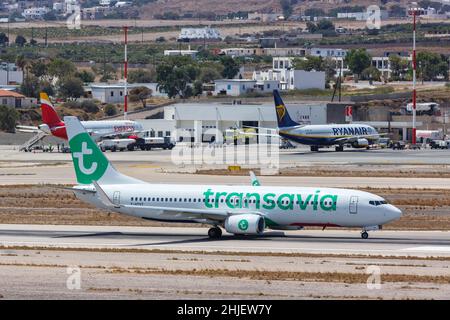 Santorini, Grèce - 4 août 2021 : avion Boeing 737-800 Transavia à l'aéroport de Santorini (JTR) en Grèce. Banque D'Images