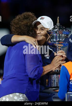 Melbourne, Australie.29th.Janvier 2022.La légende australienne du tennis, Evonne Goolagong-Cawley, félicite le joueur de tennis Ash Bart pour son trophée lors de l'Open d'Australie à Melbourne Park le samedi 29 janvier 2022.© Juergen Hasenkopf / Alamy Live News Banque D'Images