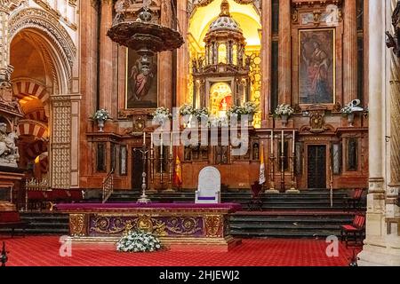 CORDOBA ANDALOUSIE ESPAGNE LA MOSQUÉE CATHÉDRALE MEZQUITA INTÉRIEUR LE HAUT AUTEL CHRÉTIEN Banque D'Images