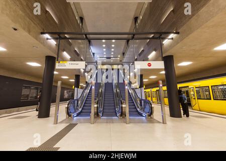 Berlin, Allemagne - 23 avril 2021 : métro U-Bahn Station de métro Unter den Linden à Berlin, Allemagne. Banque D'Images