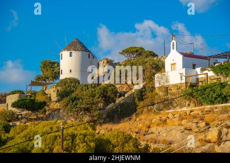 Vue sur le moulin à vent au sommet d'une colline, la ville de Mykonos, Mykonos, les îles Cyclades, les îles grecques, Mer Egée, Grèce, Europe Banque D'Images