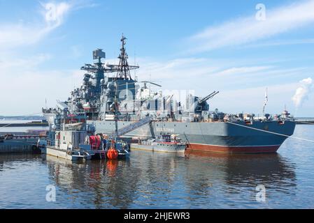 KRONSTHADT, RUSSIE - 11 AOÛT 2021 : destroyer soviétique Bespokoiny dans le parc Patriot, dans une matinée ensoleillée d'août Banque D'Images