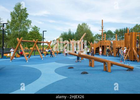 KRONSHTADT, RUSSIE - 11 AOÛT 2021 : aire de jeux pour enfants dans le parc municipal de 'l'île des fortss', en août après-midi Banque D'Images