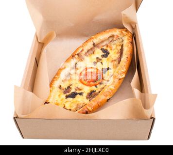 Chauffez la pizza italienne dans une boîte en carton.Isolé sur un fond blanc. Banque D'Images