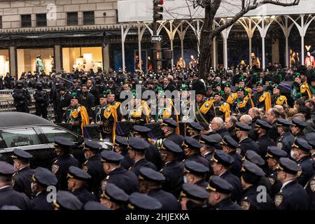 New York, New York, États-Unis.28th janvier 2022.Des milliers d'officiers de police se sont rassemblés à l'intérieur et à l'extérieur de la cathédrale Saint-Patrick pour assister aux funérailles de Jason Rivera.Le Rivera, âgé de 22 ans, a été tué lorsqu'il a répondu à un incident domestique à Harlem le 21 janvier, avec son collègue du NYPD, Wilbert Mora.Rivera a été promu vendredi à titre posthume d'officier à détective de première classe.(Credit image: © Lev Radin/Pacific Press via ZUMA Press Wire) Banque D'Images