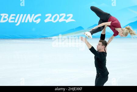 (220129) -- BEIJING, le 29 janvier 2022 (Xinhua) -- les paires Alexa Knierim (en haut) et Brandon Frazier des États-Unis assistent à une séance de formation au stade Capital Indoor à Beijing, en Chine, le 29 janvier 2022.(Xinhua/Chen Jianli) Banque D'Images