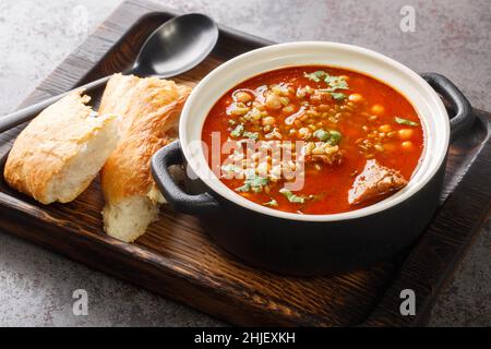 Soupe traditionnelle Chorba Frik à base d'agneau, de Freekeh et de légumes dans une assiette sur la table.Horizontale Banque D'Images