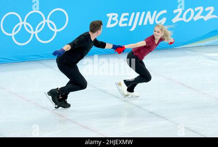 (220129) -- BEIJING, le 29 janvier 2022 (Xinhua) -- les paires Alexa Knierim (R) et Brandon Frazier des États-Unis assistent à une séance de formation au stade Capital Indoor à Beijing, en Chine, le 29 janvier 2022.(Xinhua/Chen Jianli) Banque D'Images