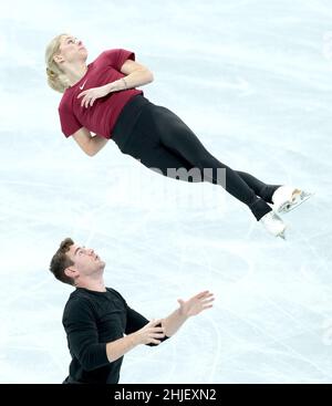 (220129) -- BEIJING, le 29 janvier 2022 (Xinhua) -- les paires Alexa Knierim (en haut) et Brandon Frazier des États-Unis assistent à une séance de formation au stade Capital Indoor à Beijing, en Chine, le 29 janvier 2022.(Xinhua/Chen Jianli) Banque D'Images