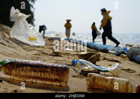 Mae Ramphueng, Thaïlande.29th janvier 2022.Les matières contaminées par l'huile sont recueillies à la plage de Mae Ramphueng dans la province de Rayon.Selon les estimations officielles, environ 50 000 litres de pétrole brut se sont déversés dans la mer le 25 janvier à la suite d'une fuite dans un pipeline sous-marin appartenant à la Star Petroleum Refining Company dans le golfe de Thaïlande.Maintenant, un slick de pétrole a atteint la côte de la province thaïlandaise de Rayong, qui est populaire auprès des touristes.Credit: Athenes Zaw Zaw/dpa/Alay Live News Banque D'Images