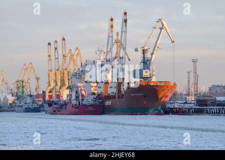 SAINT-PÉTERSBOURG, RUSSIE - 10 DÉCEMBRE 2021 : matin d'hiver ensoleillé dans le Grand port de Saint-Pétersbourg.Île Kanonersky Banque D'Images