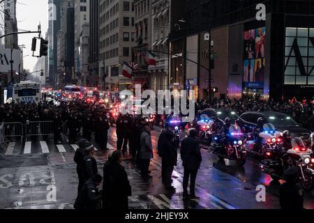 28 janvier 2022, New York, New York, États-Unis : des milliers d'officiers de police se sont rassemblés à l'intérieur et à l'extérieur de la cathédrale Saint-Patrické‚ â„ âs pour les funérailles de Jason Rivera.Le Rivera, âgé de 22 ans, a été tué lorsqu'il a répondu à un incident domestique à Harlem le 21 janvier, avec son collègue du NYPD, Wilbert Mora.Rivera a été promu vendredi à titre posthume d'officier à détective de première classe.(Credit image: © Lev Radin/Pacific Press via ZUMA Press Wire) Banque D'Images