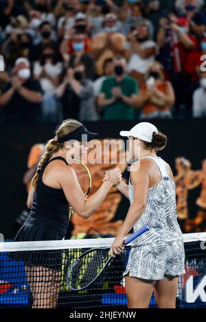 Melbourne, Australie, 29th janvier 2022.Ash Barty (R), joueur de tennis australien, et Danielle Collins (Etats-Unis), après la finale féminine au Grand Chelem de tennis ouvert en 2022 à Melbourne Park.Crédit photo: Frank Molter/Alamy Live News Banque D'Images