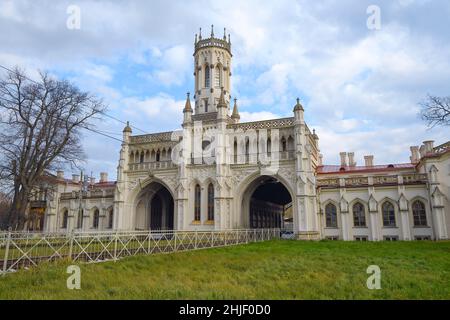 Vue sur l'ancien bâtiment de la gare de Novy Peterhof par une journée nuageuse d'octobre.Quartier de Saint-Pétersbourg, Russie Banque D'Images