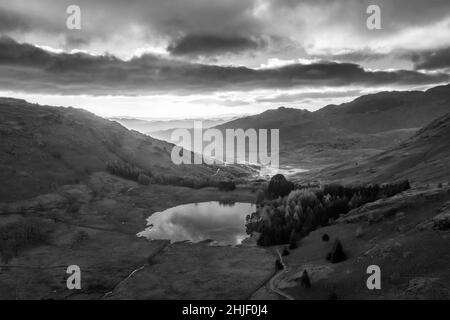 Noir et blanc image paysage de drone aérienne épique du lever du soleil de Blea Tarn dans Lake District lors d'une superbe exposition d'automne Banque D'Images