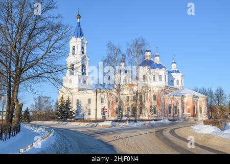 Ancienne cathédrale de Résurrection le jour ensoleillé de janvier.Kashin.Région de Tver, Russie Banque D'Images