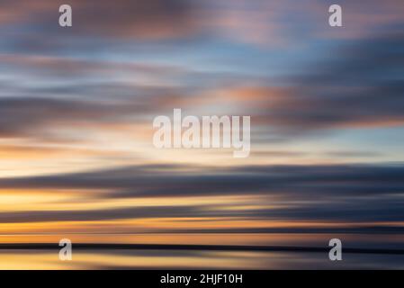 Image spectaculaire de Solway Firth au coucher du soleil depuis Silloth, au coucher du soleil d'automne, avec des formations spectaculaires de ciel et de nuages Banque D'Images