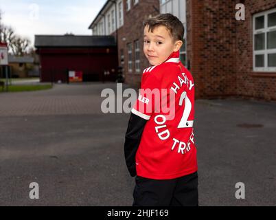 Samedi 29 janvier 2022 - Stockton Heath, Cheshire, Angleterre.Harvey Goodman part à pied de la Stockton Heath Primary School jusqu'au stade Old Trafford de Manchester pour gagner de l'argent pour un nouveau terrain de jeu scolaire.Il montre sa chemise qui dit Harvey 2 Old Trafford.Crédit : John Hopkins/Alay Live News Banque D'Images