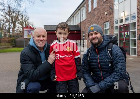 Samedi 29 janvier 2022 - Stockton Heath, Cheshire, Angleterre.Harvey Goodman part à pied de la Stockton Heath Primary School jusqu'au stade Old Trafford de Manchester pour gagner de l'argent pour un nouveau terrain de jeu scolaire.Il est soutenu par son professeur principal et ancien homme.Joueur Utd. Sammy McIlroy.Crédit : John Hopkins/Alay Live News Banque D'Images