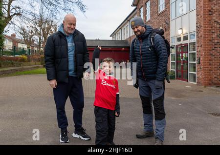 Samedi 29 janvier 2022 - Stockton Heath, Cheshire, Angleterre.Harvey Goodman part à pied de la Stockton Heath Primary School jusqu'au stade Old Trafford de Manchester pour gagner de l'argent pour un nouveau terrain de jeu scolaire.Il est soutenu par son professeur principal et ancien homme.sammy McIlroy, joueur de l'Utd, qui joue l'air dans l'excitation.Crédit : John Hopkins/Alay Live News Banque D'Images