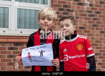 Samedi 29 janvier 2022 - Stockton Heath, Cheshire, Angleterre.Harvey Goodman part à pied de la Stockton Heath Primary School jusqu'au stade Old Trafford de Manchester pour gagner de l'argent pour un nouveau terrain de jeu scolaire.Il a reçu une affiche lui donnant l'appui d'un ami de l'école et conseiller Harry Higginson.Crédit : John Hopkins/Alay Live News Banque D'Images