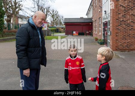 Samedi 29 janvier 2022 - Stockton Heath, Cheshire, Angleterre.Harvey Goodman part à pied de la Stockton Heath Primary School jusqu'au stade Old Trafford de Manchester pour gagner de l'argent pour un nouveau terrain de jeu scolaire.Ancien Man.le joueur Utd. Sammy McIlroy parle à Harvey et à son ami de l'école.Crédit : John Hopkins/Alay Live News Banque D'Images