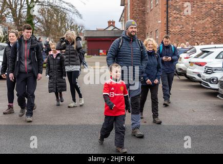 Samedi 29 janvier 2022 - Stockton Heath, Cheshire, Angleterre.Harvey Goodman part à pied de la Stockton Heath Primary School jusqu'au stade Old Trafford de Manchester pour gagner de l'argent pour un nouveau terrain de jeu scolaire.Il est soutenu par son professeur principal, professeur de classe, ancien homme.Sammy McIlroy, joueur Utd. Et une foule d'amis et de famille.Ici, ils quittent l'école.Crédit : John Hopkins/Alay Live News Banque D'Images